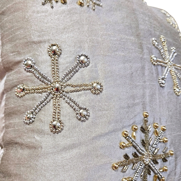 Silky Snowflake Throw Pillow Silver Gold Beaded 16"x16" Made In India Holiday - Picture 8 of 11